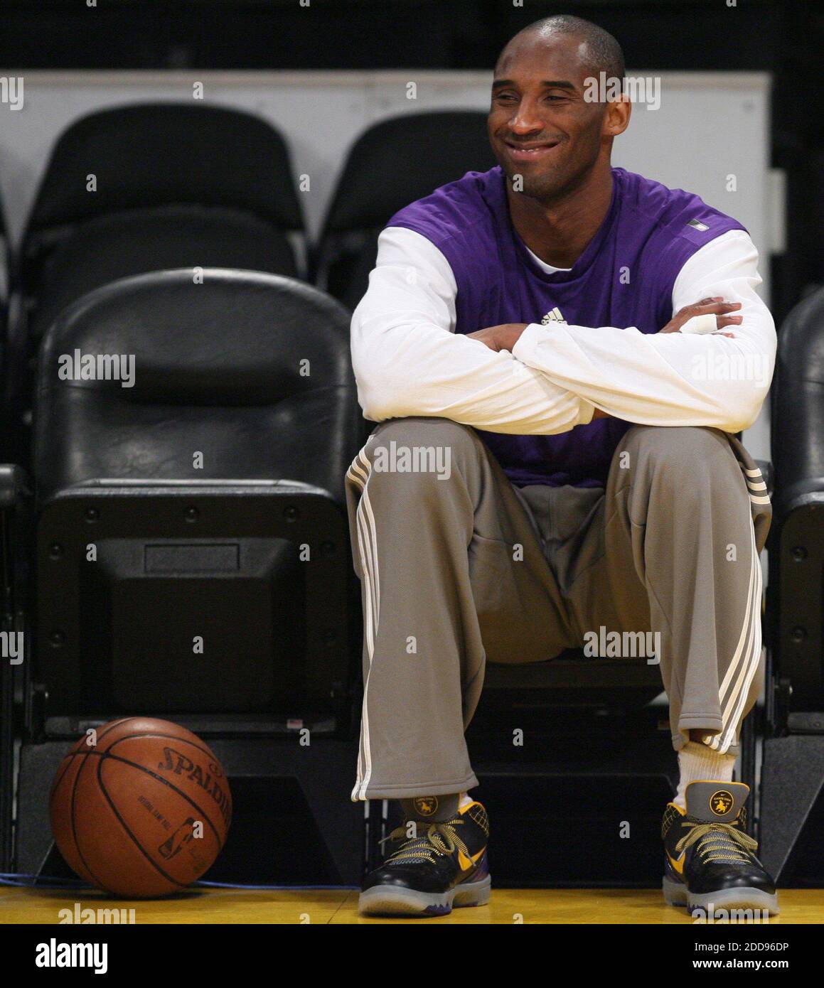 KEIN FILM, KEIN VIDEO, KEIN TV, KEIN DOKUMENTARFILM - L.A. Lakers Kobe Bryant bricht während des Trainings in ein seltenes Lächeln ein. Die Lakers spielen die Orlando Magic in Spiel 2 der NBA Finals am Sonntag im Staples Center in Los Angeles, CA, USA am 5. Juni 2009. Foto Gary W. Green/Orlando Sentinel/MCT/Cameleon/ABACAPRESS.COM Stockfoto