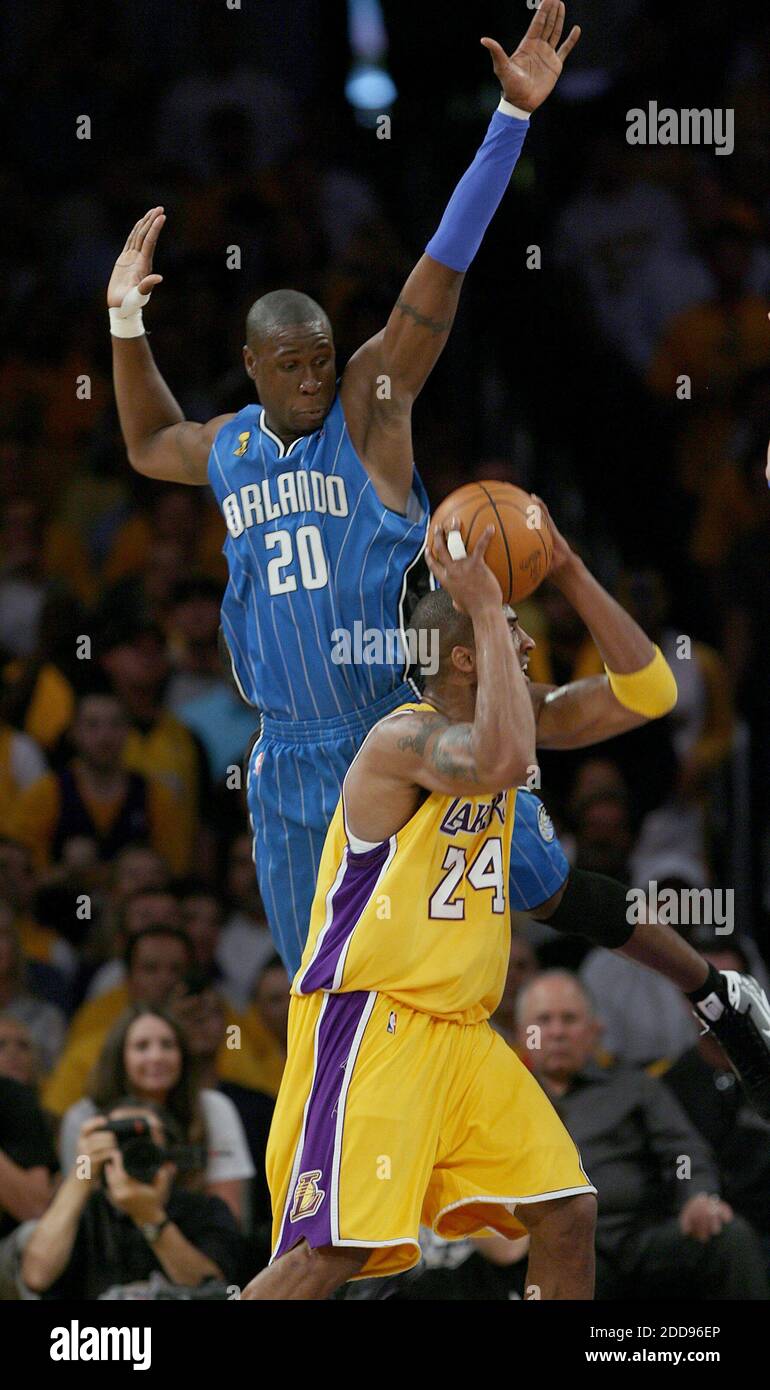 KEIN FILM, KEIN VIDEO, KEIN Fernsehen, KEINE DOKUMENTATION - Mickael Pierus von Orlando Magic möchte sich im ersten Quartal während Spiel 1 der NBA-Finals im Staples Center in Los Angeles, CA, USA, am 4. Juni 2009 gegen die Los Angeles Lakers Kobe Bryant verteidigen. Lakers gewann 100-75. Foto von Gary W. Green/Orlando Sentinel/MCT/Cameleon/ABACAPRESS.COM Stockfoto