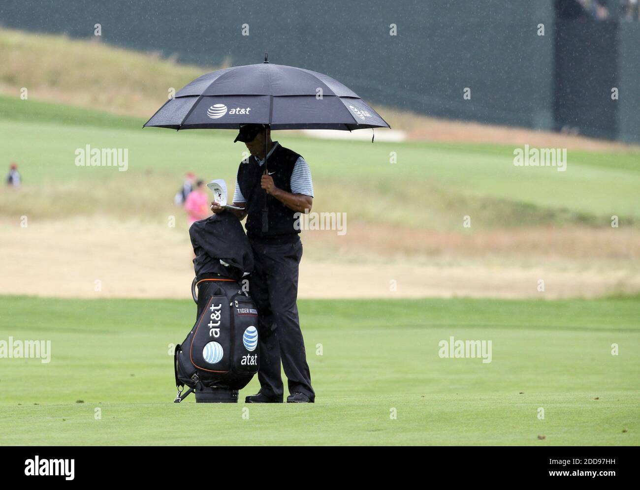 KEIN FILM, KEIN VIDEO, KEIN Fernsehen, KEIN DOKUMENTARFILM - Tiger Woods schaut über seine Notizen, während der Regen während der US Open am 20. Juni 2009 in Bethpage Black in Farmingdale, NY, USA fällt. Foto von Ed Betz/Newsday/MCT/Cameleon/ABACAPRESS.COM Stockfoto