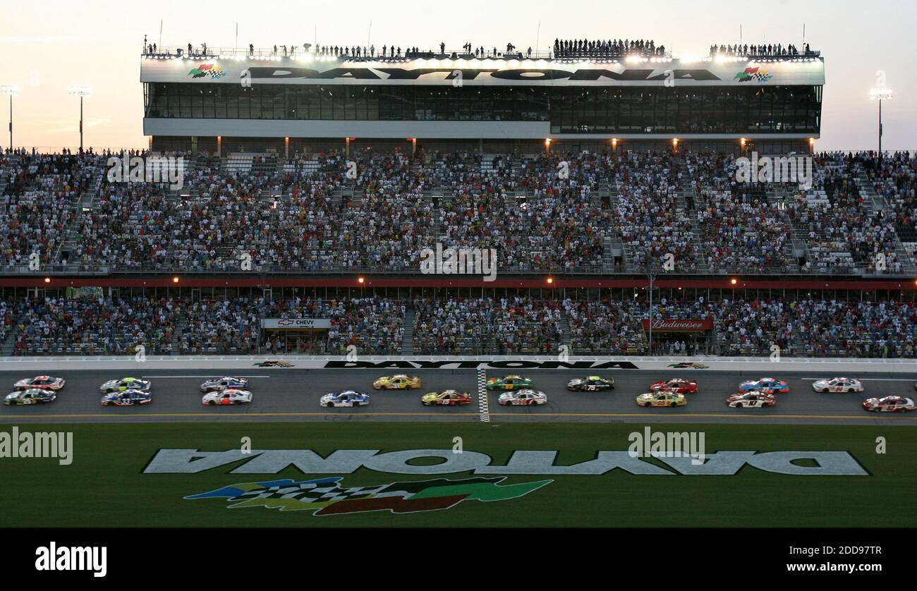 KEIN FILM, KEIN VIDEO, KEIN TV, KEINE DOKUMENTATION - Clint Bowyer (29) und David Ragan (6) führen das Paket zum Start der Subway Jalapeno 250 auf dem Daytona International Speedway in Daytona Beach, FL, USA am 3. Juli 2009 an. Foto: Gan W. Green/Orlando Sentinel/MCT/ABACAPRESS.COM Stockfoto