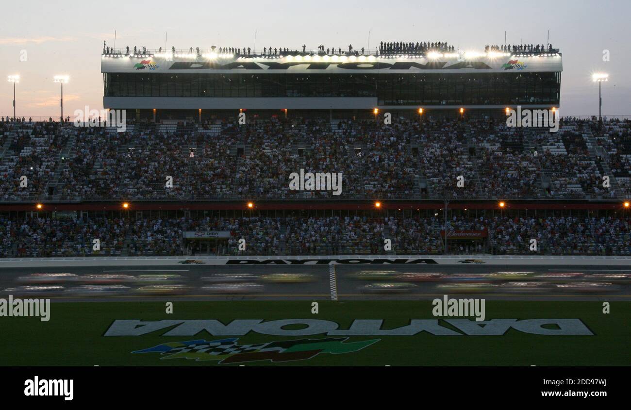 KEIN FILM, KEIN VIDEO, KEIN TV, KEINE DOKUMENTATION - Clint Bowyer (29) und David Ragan (6) führen das Paket zum Start der Subway Jalapeno 250 auf dem Daytona International Speedway in Daytona Beach, FL, USA am 3. Juli 2009 an. Foto: Gan W. Green/Orlando Sentinel/MCT/ABACAPRESS.COM Stockfoto