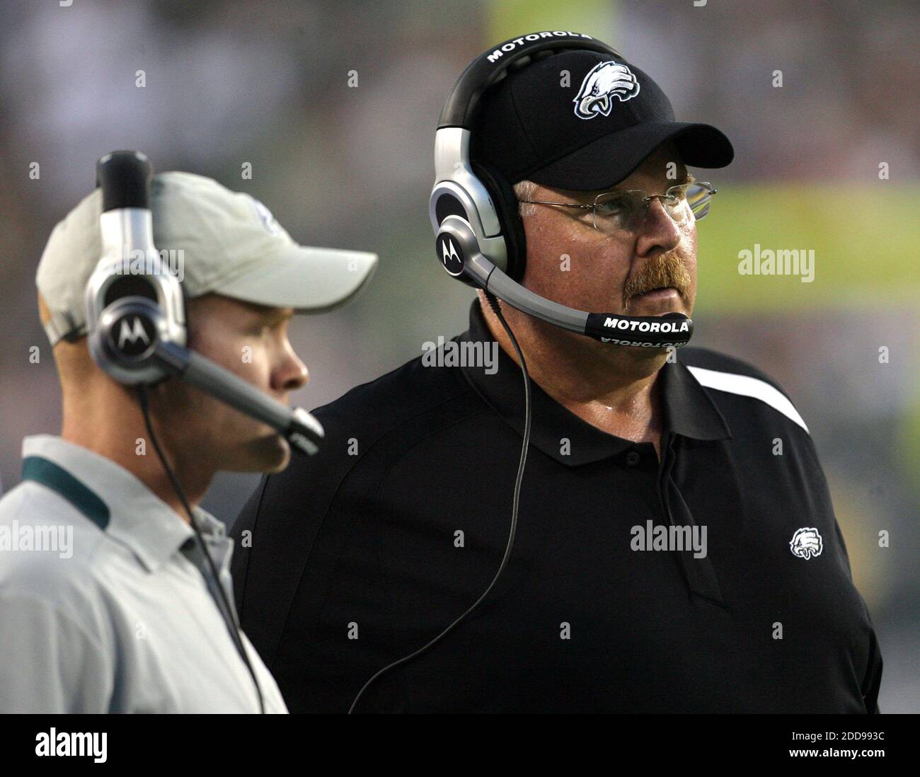 KEIN FILM, KEIN VIDEO, KEIN Fernsehen, KEINE DOKUMENTATION - Philadelphia Eagles Cheftrainer Andy Reid und defensiver Koordinator Sean McDermott beobachten die Verteidigung der Eagles im ersten Viertel während des Vorsaison-Fußballmatches zwischen New England Patriots und Philadelphia Eagles im Lincoln Field in Philadelphiaon in Pennsylvania, USA am 13. August 2009. Foto von Clem Murray/MCT/Cameleon/ABACAPRESS.COM Stockfoto