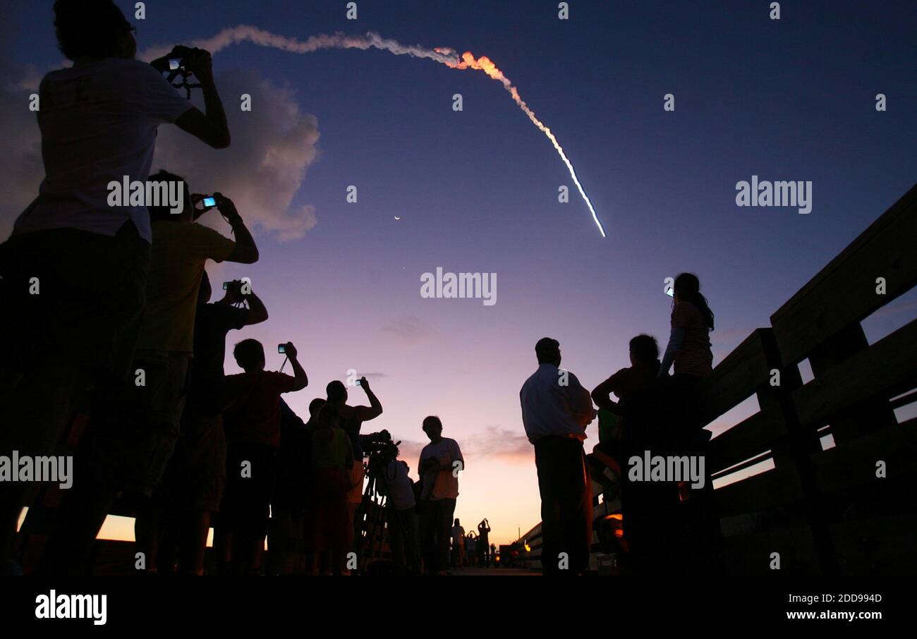 KEIN FILM, KEIN VIDEO, KEIN TV, KEIN DOKUMENTARFILM - die Leute im Jetty Park fotografieren eine Delta 2 Rakete, die am Montag, den 17. August 2009, von der Cape Canaveral Air Force Station, FL, USA, streift. Einen letzten Flug für die US Air Force mit dem letzten Raumschiff in der aktuellen Generation der Global Positioning System Satelliten. Foto von Red Huber/Orlando Sentinel/MCT/ABACAPRESS.COM Stockfoto