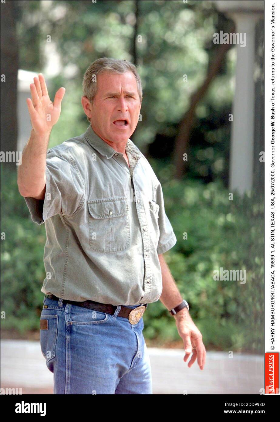 KEIN FILM, KEIN VIDEO, KEIN FERNSEHEN, KEIN DOKUMENTARFILM - © HARRY HAMBURG/KRT/ABACA. 19899-1. AUSTIN, TEXAS, USA, 25/07/2000. Gouverneur George W. Bush von Texas, kehrt in das Landgut des Gouverneurs zurück. Stockfoto
