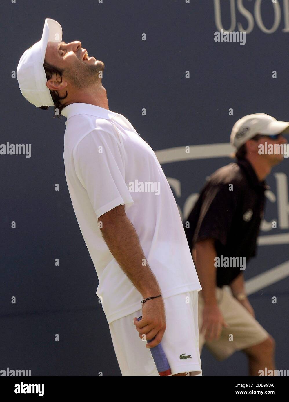 KEIN FILM, KEIN VIDEO, KEIN Fernsehen, KEIN DOKUMENTARFILM - Fabrice Santoro von Frankreich reagiert während seines Spiels gegen Nikolay Davydenko von Russland während des 2009 Pilot Pen Tennis Tournament in New Haven, CT, USA am 26. August 2009. Foto von John Wokie/Hartford Courant/MCT/Cameleon/ABACAPRESS.COM Stockfoto