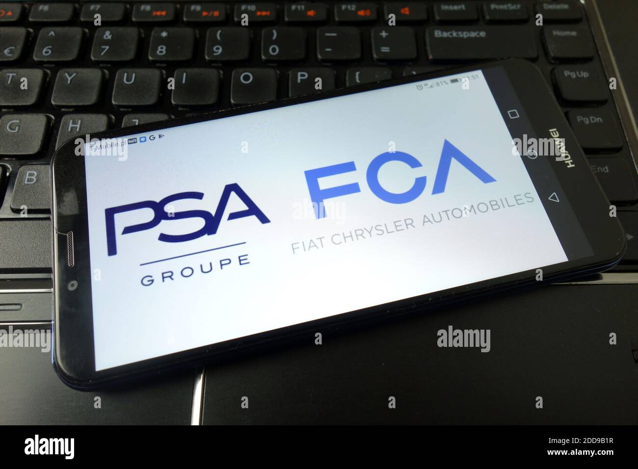 KONSKIE, POLEN - 21. Dezember 2019: PSA- und FCA-Logos auf dem Mobiltelefon Stockfoto