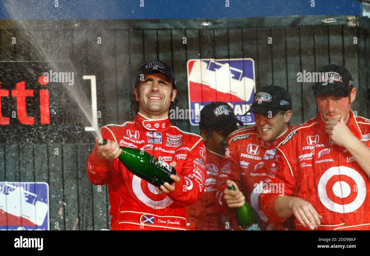 KEIN FILM, KEIN VIDEO, KEIN TV, KEIN DOKUMENTARFILM - Dario Franchitti sprüht Champagner, nachdem er am 10. Oktober 2009 den Firestone Indy 300 und die Saison-Meisterschaft in Homestead, FL, USA gewonnen hat. Foto von Carl Juste/Miami Herald/MCT/ABACAPRESS.COM Stockfoto