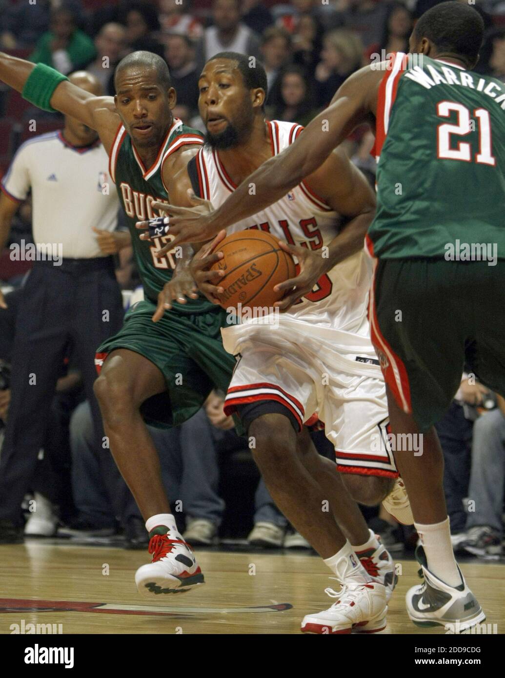 KEIN FILM, KEIN VIDEO, KEIN Fernsehen, KEIN DOKUMENTARFILM - John Salmons von Chicago Bulls fährt zwischen Milwaukee Bucks' Michael REDD (22) und Hakim Warrick (21) während eines Basketballspiels der NBA am 13. Oktober 2009 im United Center in Chicago, IL, USA. Foto von Scott Strazzante/Chicago Tribune/MCT/Cameleon/ABACAPRESS.COM Stockfoto