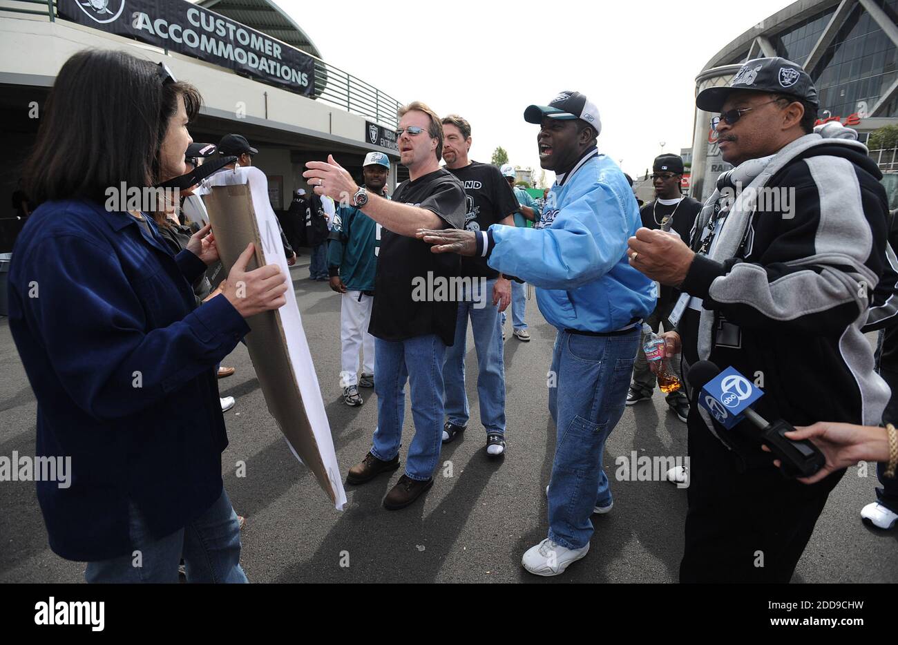 KEIN FILM, KEIN VIDEO, KEIN Fernsehen, KEIN DOKUMENTARFILM - Raiders-Fans streiten sich mit dem Protestanten Deniz Bolbo vor dem Start von Oaklands Spiel gegen die Philadelphia Eagles im Oakland Coliseum in Oakland, CA, USA am 18. Oktober 2009. Foto von Jose Carlos Fajardo/Contra Costa Times/MCT/Cameleon/ABACAPRESS.COM Stockfoto