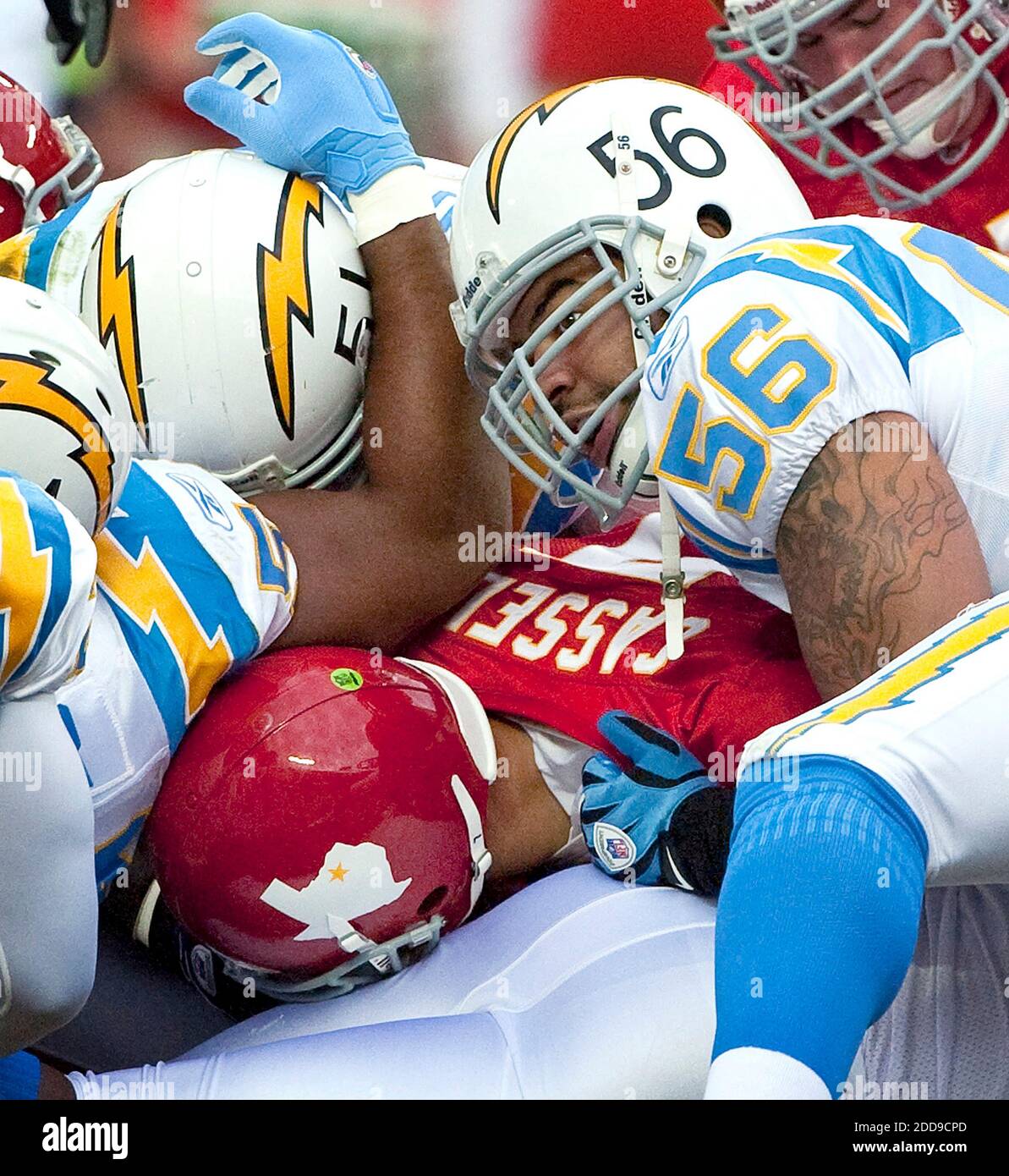 KEIN FILM, KEIN VIDEO, KEIN TV, KEINE DOKUMENTATION - Kansas City Chiefs Quarterback Matt Cassel (7) wird für keinen Gewinn auf dem vierten Down, aber die San Diego Chargers Verteidigung während der ersten Viertel Aktion gestoppt. Die Chargers besiegten die Chiefs, 37-7, im Arrowhead Stadium in Kansas City, MO, USA am 25. Oktober 2009. Foto von John Sleezer/Kansas City Star/MCT/Cameleon/ABACAPRESS.COM Stockfoto