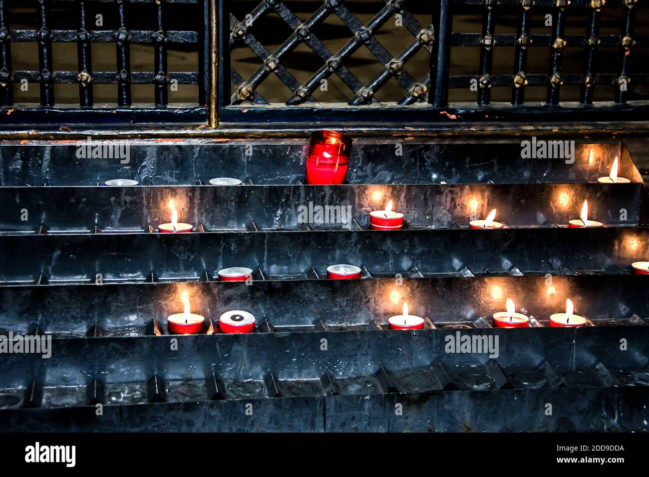 Brennende Kerzen in der St Albans Cathedral (Kathedrale und Abteikirche von Saint Alban). St Albans, Hertfordshire, England, Großbritannien Stockfoto