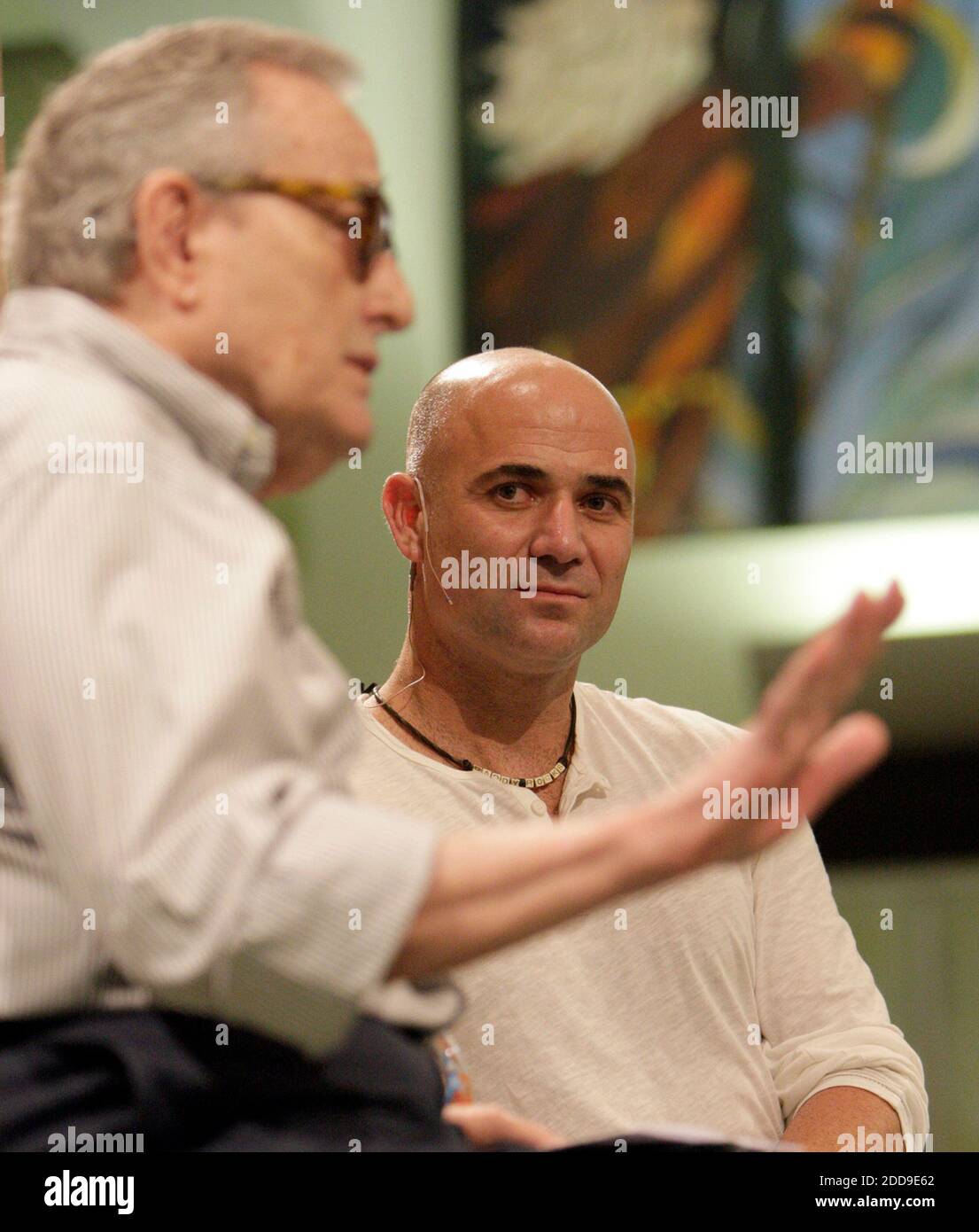 KEIN FILM, KEIN VIDEO, KEIN Fernsehen, KEIN DOKUMENTARFILM - Tennisstar Andre Agassi, rechts, spricht mit dem Sportkolumnisten Edwin Pope von Miami Herald über sein neues Buch "Open" at Temple Judäa in Coral Gables, FL, USA am 16. November 2009. Foto von Charles Trainor Jr./Miami Herald/MCT/ABACAPRESS.COM Stockfoto