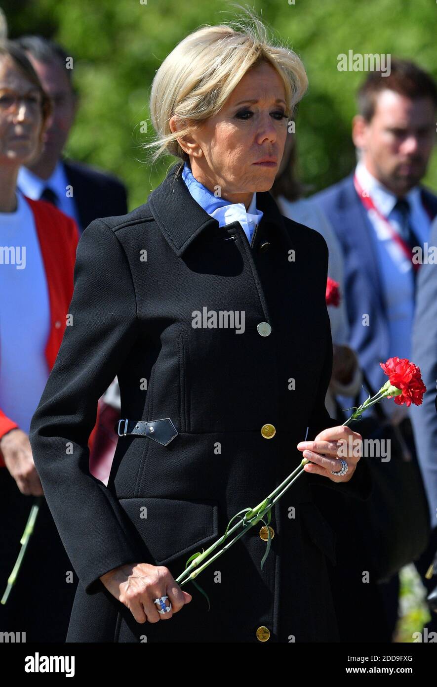 First Lady Brigitte Macron nimmt an einer Zeremonie Teil, um Blumen auf dem Piskaryovskoye Memorial Cemetery zu legen, wo die Opfer der Nazi-Blockade des damaligen Leningrad am 25. Mai 2018 in Sankt Petersburg begraben werden. Foto von Christian Liewig/ABACAPRESS.COM Stockfoto