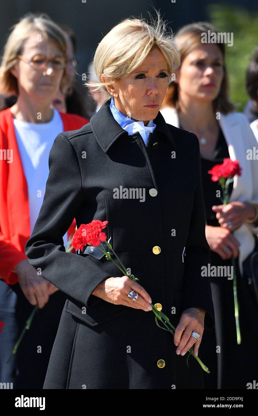 First Lady Brigitte Macron nimmt an einer Zeremonie Teil, um Blumen auf dem Piskaryovskoye Memorial Cemetery zu legen, wo die Opfer der Nazi-Blockade des damaligen Leningrad am 25. Mai 2018 in Sankt Petersburg begraben werden. Foto von Christian Liewig/ABACAPRESS.COM Stockfoto