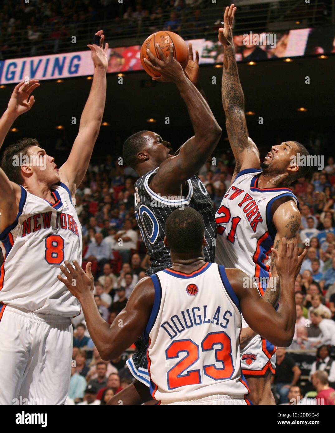 KEIN FILM, KEIN VIDEO, KEIN Fernsehen, KEIN DOKUMENTARFILM - Orlando Magic Forward Brandon Bass punktet gegen die New York Knicks Verteidiger Toney Douglas (23), Danilo Gallinari (8) und Wilson Chandler (21) in der Amway Arena in Orlando, FL, USA am 2. Dezember 2009. Die Orlando Magic besiegte die Knicks 118-104. Foto von Stephen M. Dowell/Orlando Sentinel/MCT/Cameleon/ABACAPRESS.COM Stockfoto
