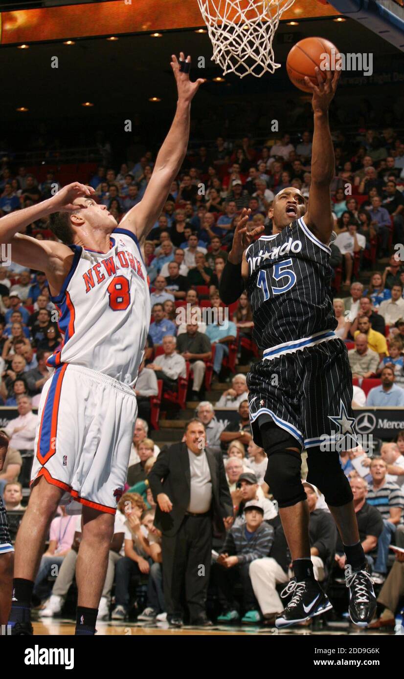 KEIN FILM, KEIN VIDEO, KEIN Fernsehen, KEIN DOKUMENTARFILM - Orlando Magic Guard Vince Carter punktet am 2. Dezember 2009 an New York Knicks vorbei Danilo Gallinari in der Amway Arena in Orlando, FL, USA. Die Orlando Magic besiegte die Knicks 118-104. Foto von Stephen M. Dowell/Orlando Sentinel/MCT/Cameleon/ABACAPRESS.COM Stockfoto