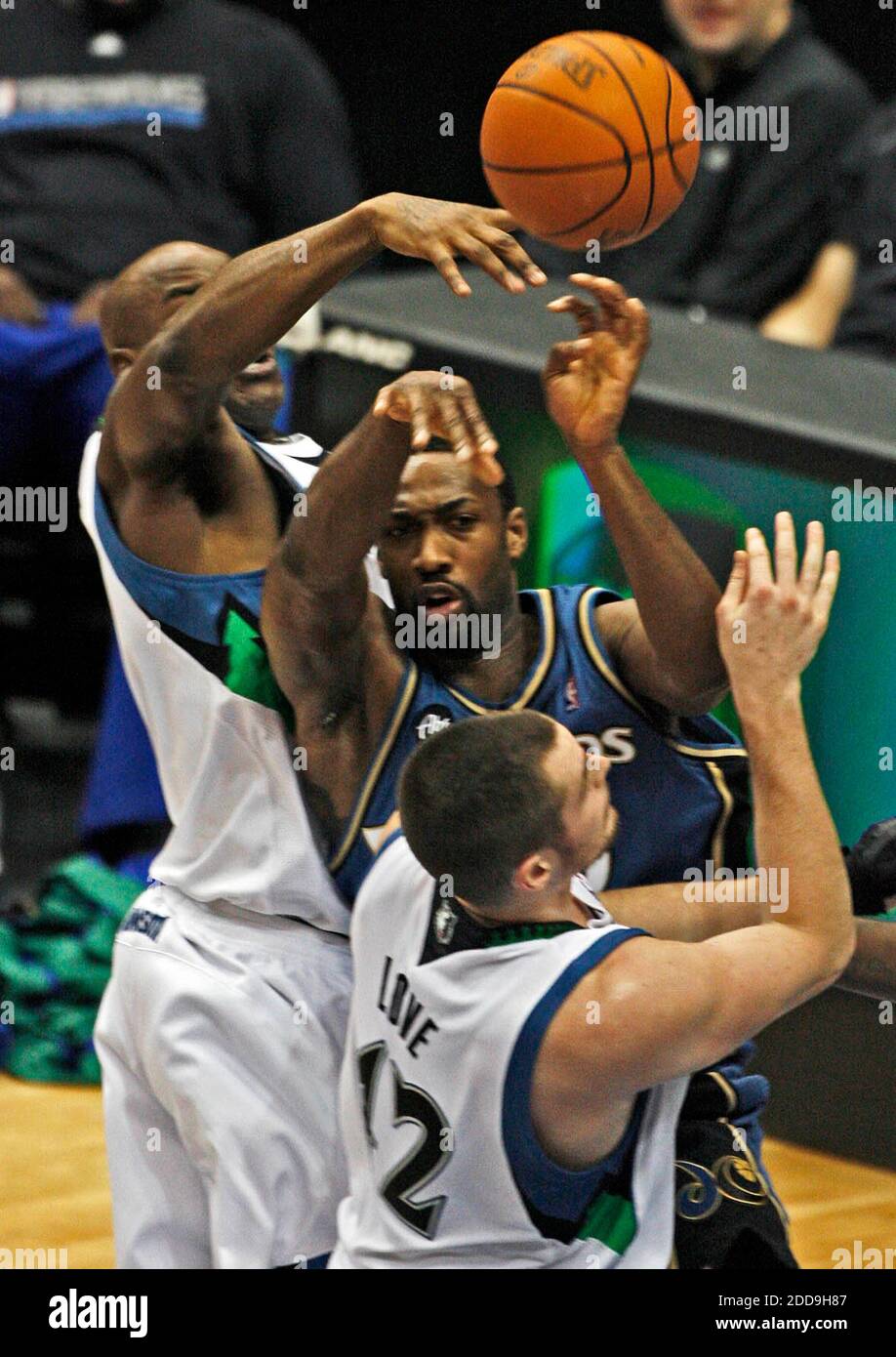 KEIN FILM, KEIN VIDEO, KEIN TV, KEIN DOKUMENTARFILM - Washington Wizards Guard Gilbert Arenas, Mitte, hat seine Aufnahme von Minnesota Timberwolves Verteidiger Damien Wilkins, links und Kevin Love (42) während Spiel Aktion im Target Center in Minneapolis, MN, USA am 26. Dezember 2009 blockiert. Die Timberwolves besiegten die Zauberer, 101-89. Foto von Marlin Levison/Minneapolis Star Tribune/MCT/Cameleon/ABACAPRESS.COM Stockfoto