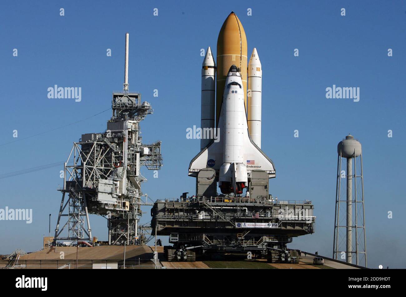 KEIN FILM, KEIN VIDEO, KEIN Fernsehen, KEINE DOKUMENTATION - Space Shuttle Endeavour kommt Mittwoch, 6. Januar 2010 an, um Pad 39A im Kennedy Space Center in Florida zu starten. Shuttle Endeavour soll am 7. Februar 2010 auf dem ersten von fünf Flügen starten, die in diesem letzten Jahr der Space Shuttle-Missionen geplant sind. Foto von Red Huber/Orlando Sentinel/MCT/ABACAPRESS.COM Stockfoto