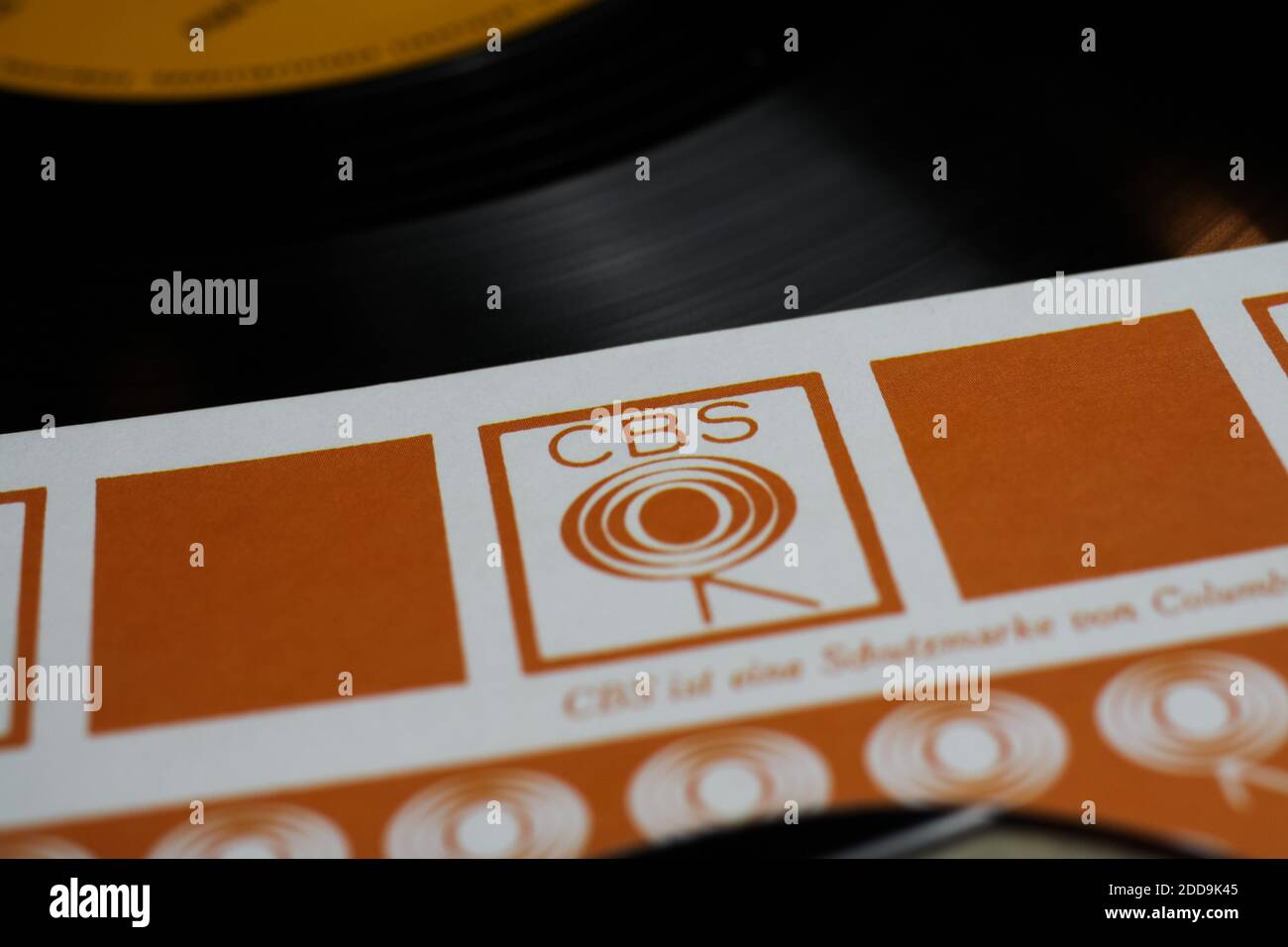 Viersen, Deutschland - 9. Mai. 2020: Nahaufnahme eines isolierten Vinyl-Single-Plattencovers mit Logo vom CBS-Musiklabel Stockfoto