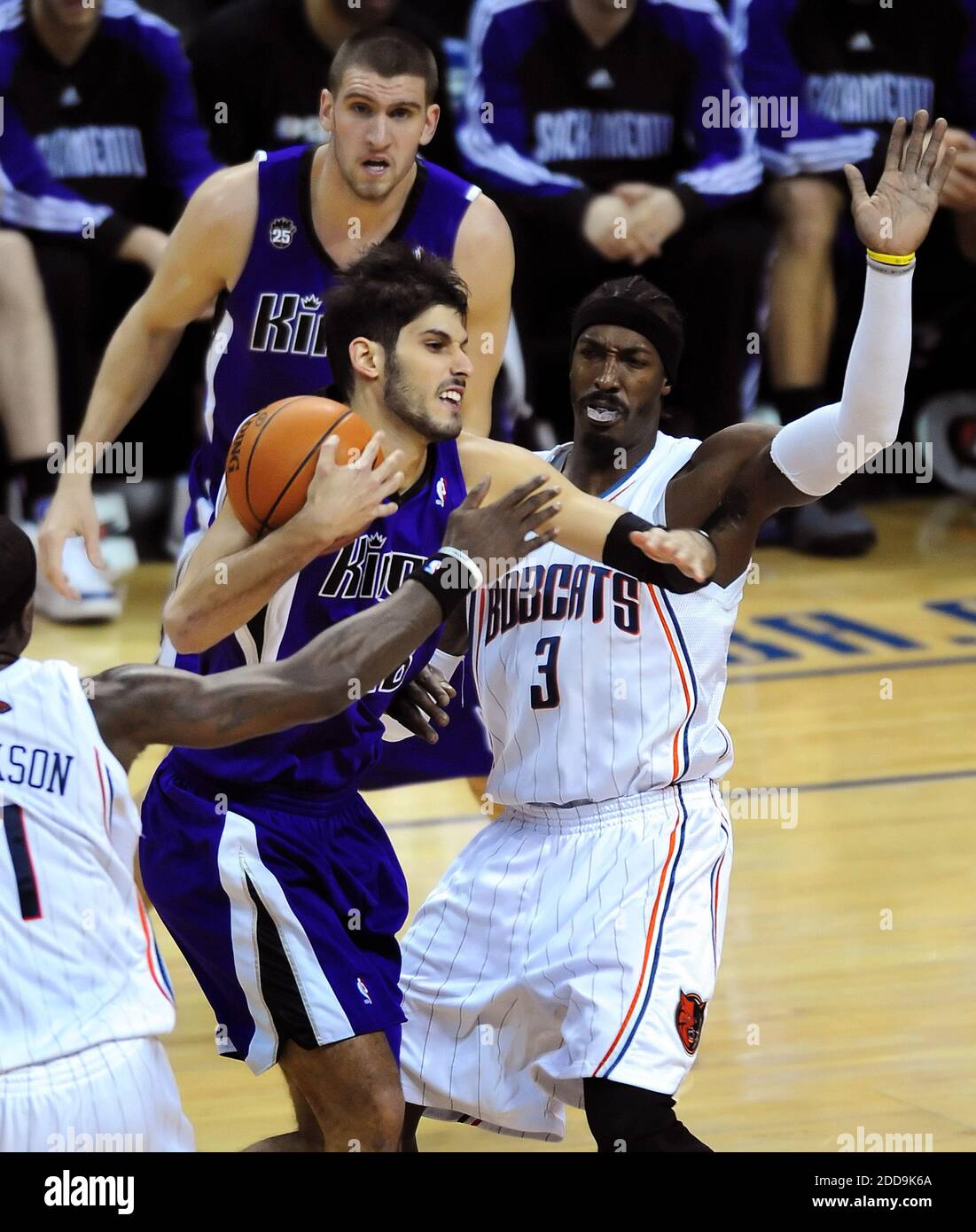 KEIN FILM, KEIN VIDEO, KEIN Fernsehen, KEINE DOKUMENTATION - Charlotte Bobcats Stephen Jackson (1) und Gerald Wallace (3) üben während der Spielaktion in der Time Warner Cable Arena in Charlotte, NC, USA am 18. Januar 2010 defensiven Druck auf die Sacramento Kings' Omri Casspi (18) aus. Die Bobcats besiegten die Könige 105-103. Foto von Jeff Siner/Charlotte Observer/MCT/Cameleon/ABACAPRESS.COM Stockfoto