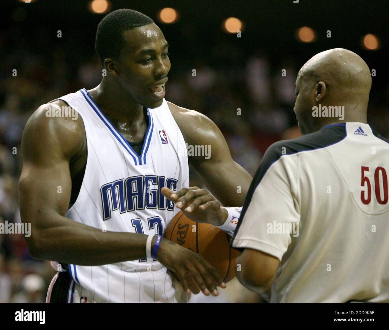 KEIN FILM, KEIN VIDEO, KEIN TV, KEIN DOKUMENTARFILM - Orlando Magic Center Dwight Howard spricht mit dem Schiedsrichter über das Fould im vierten Quartal gegen die Indiana Pacers in der Amway Arena in Orlando, FL, USA am 20. Januar 2010. Die Magie besiegte die Pacers, 109-98. Foto von Cassie Armstrong/Orlando Sentinel/MCT/ABACAPRESS.COM Stockfoto