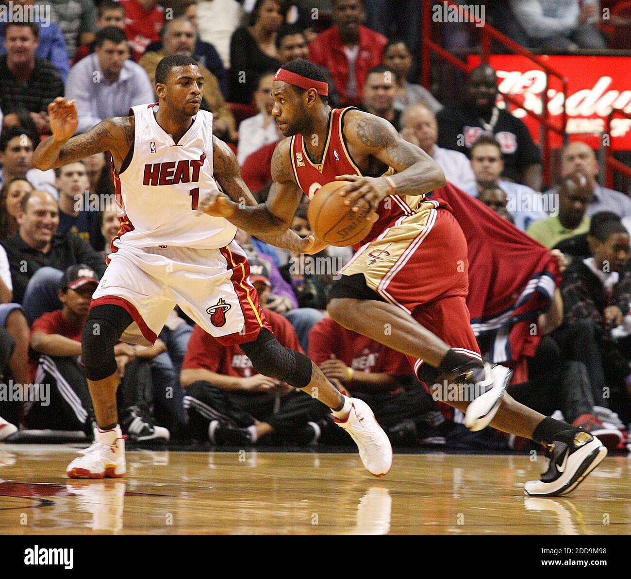 KEIN FILM, KEIN VIDEO, KEIN Fernsehen, KEIN DOKUMENTARFILM - LeBron James von Cleveland Cavaliers fährt in den Korb, während Dorell Wright von Miami Heat das Stück am 25. Januar 2010 in der American Airlines Arena in Miami, FL, USA verteidigt. Foto von Hector Gabino/El Nuevo Herald/MCT/Cameleon/ABACAPRESS.COM Stockfoto