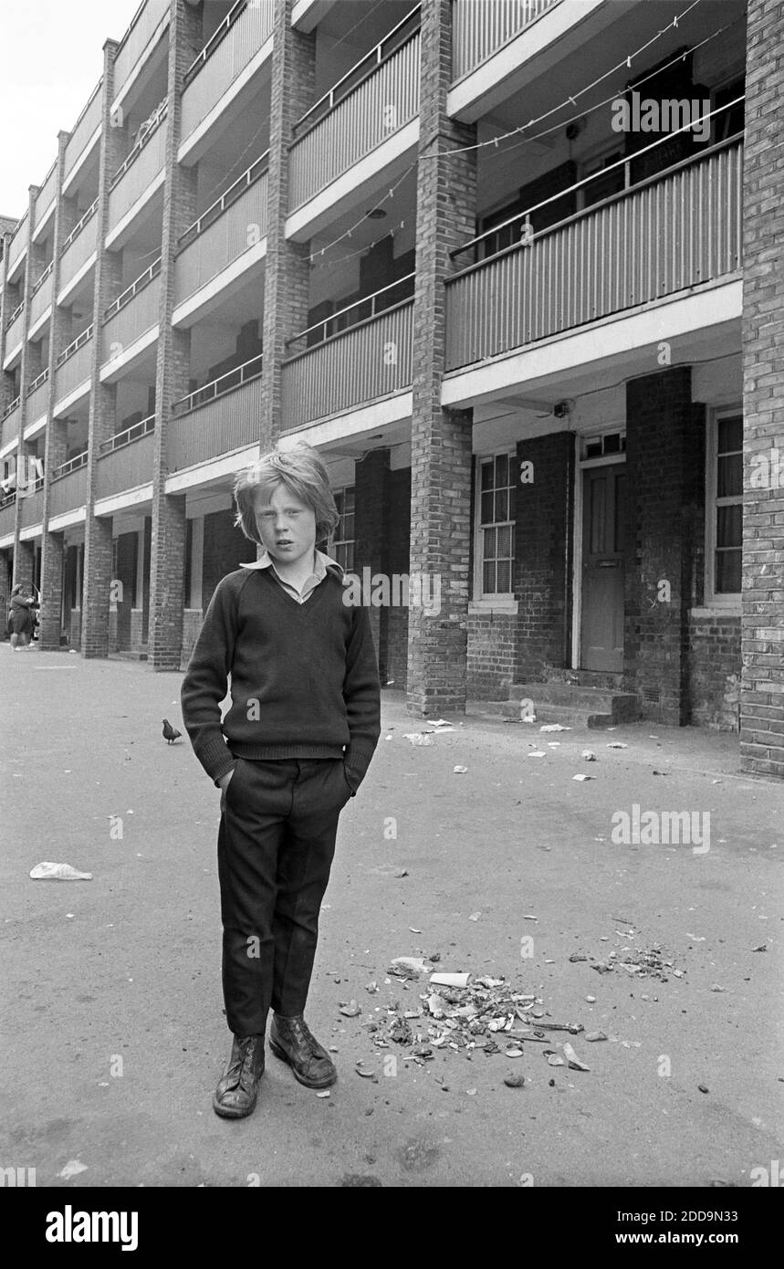 Großbritannien, London, Docklands, Poplar, nahe Isle of Dogs, 1974. Lokaler Junge außerhalb von Ontario Haus, eines der kanadischen Gebäude (Canada Estate, Poplar), Stockfoto