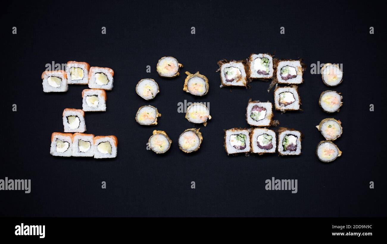Komposition mit leckeren Sushi auf dunklem Hintergrund 2021 Jahr Stockfoto