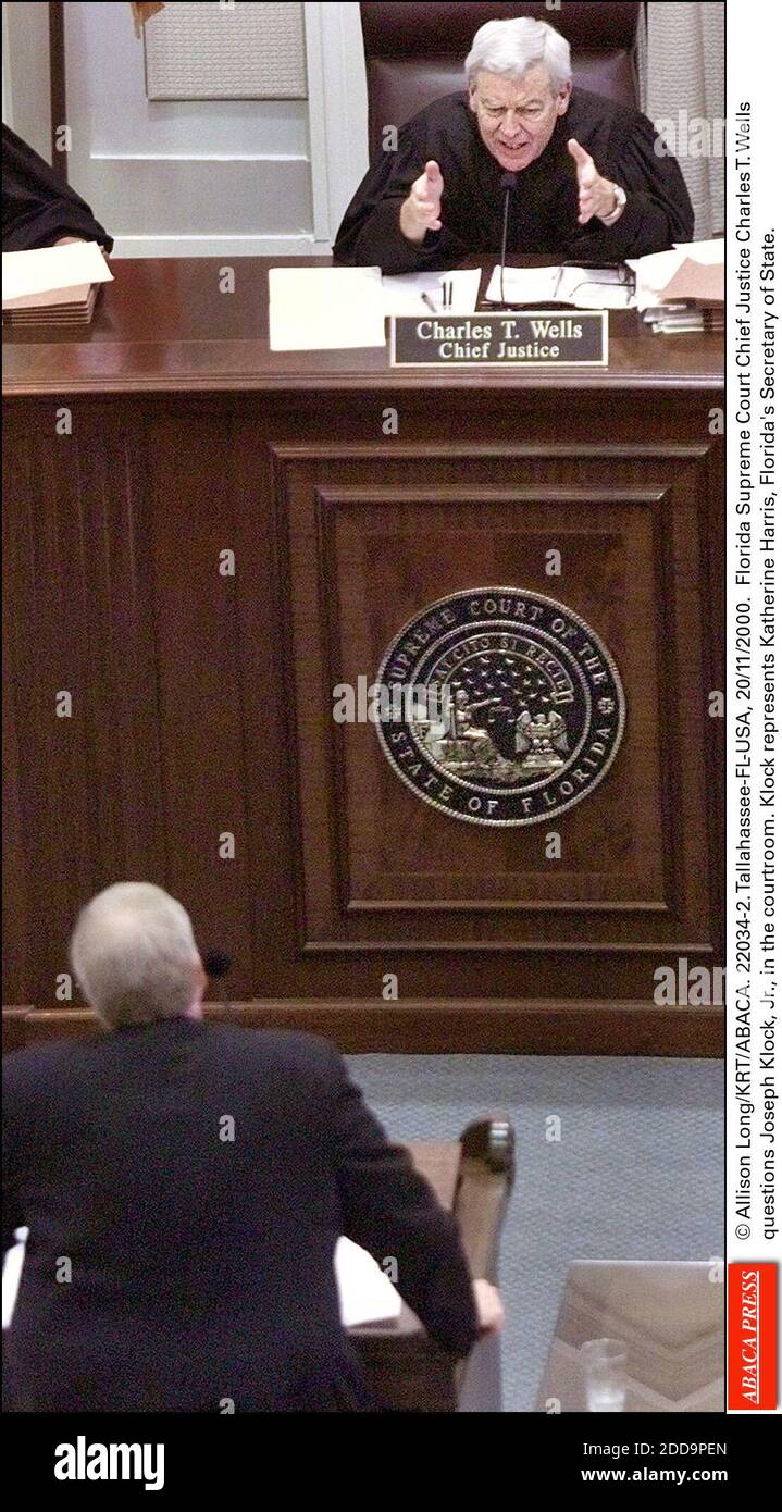 KEIN FILM, KEIN VIDEO, KEIN FERNSEHEN, KEIN DOKUMENTARFILM - © ALLISON LONG/KRT/ABACA. 22034-2. Tallahassee-FL-USA, 20/11/2000. Florida Supreme Court Chief Justice Charles T. Wells Fragen Joseph Klock, Jr., im Gerichtssaal. Klock vertritt Katherine Harris, Floridas Außenministerin. Stockfoto