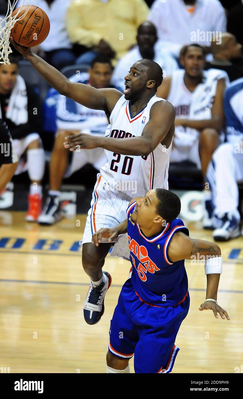 KEIN FILM, KEIN VIDEO, KEIN Fernsehen, KEINE DOKUMENTATION - Raymond Felton (20) von Charlotte Bobcats fährt in der Time Warner Cable Arena in Charlotte, North Carolina, Freitag, 19. Februar 2010, gegen den Jamario Moon der Cleveland Cavaliers in den Korb. Die Bobcats besiegten die Cavaliers, 110-93. Foto von Jeff Siner/Charlotte Observer/MCT/Cameleon/ABACAPRESS.COM Stockfoto