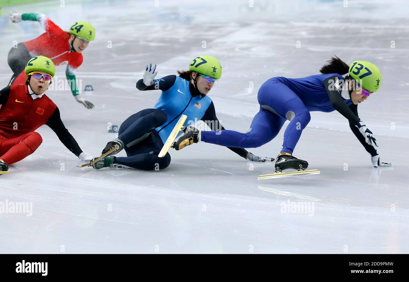 KEIN FILM, KEIN VIDEO, KEIN TV, KEIN DOKUMENTARFILM - Katherine Reutter aus den Vereinigten Staaten, Mitte, Cho Ha-Ri aus Korea, rechts, und Wang Meng aus China, links, Absturz in ihrem Viertelfinale des Frauen 1,500-Meter-Kurzstrecken-Speedskating-Rennen während der Olympischen Winterspiele 2010 in Vancouver, British Columbia. Foto von George Bridges/MCT/Cameleon/ABACAPRESS.COM Stockfoto