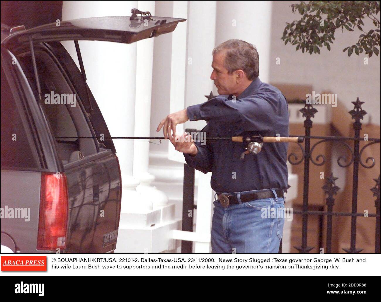 KEIN FILM, KEIN VIDEO, KEIN TV, KEIN DOKUMENTARFILM - © BOUAPHANH/KRT/USA. 22101-2. Dallas-Texas-USA. 23/11/2000. Der Gouverneur von Texas, George W. Bush, und seine Frau Laura Bush winken den Unterstützern und den Medien zu, bevor sie am Thanksgiving-Tag die Villa des Gouverneurs verlassen. Stockfoto