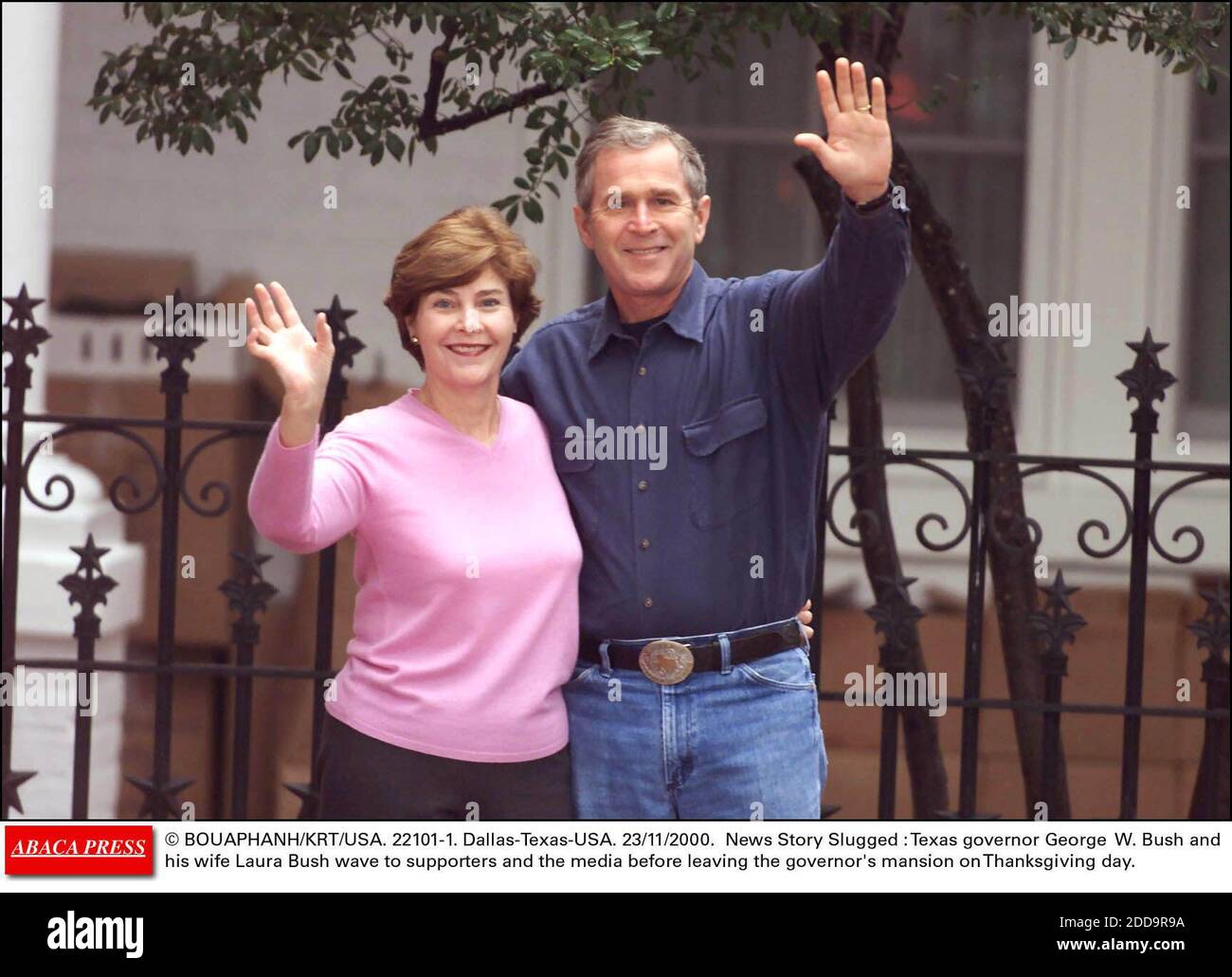 KEIN FILM, KEIN VIDEO, KEIN TV, KEIN DOKUMENTARFILM - © BOUAPHANH/KRT/USA. 22101-1. Dallas-Texas-USA. 23/11/2000. Der Gouverneur von Texas, George W. Bush, und seine Frau Laura Bush winken den Unterstützern und den Medien zu, bevor sie am Thanksgiving-Tag die Villa des Gouverneurs verlassen. Stockfoto