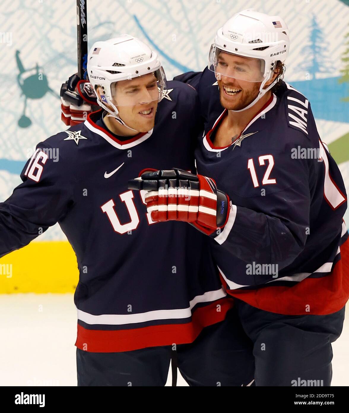 KEIN FILM, KEIN VIDEO, KEIN Fernsehen, KEINE DOKUMENTATION - der US-Amerikaner Ryan Malone (12) und Teamkollege Joe Pavelski feiern Malone's Tor gegen Finnland in der ersten Periode im Halbfinale der Herren Hockey am Freitag, den 26. Februar 2010, während der Olympischen Winterspiele 2010 in Vancouver, British Columbia. Foto von George Bridges/MCT/Cameleon/ABACAPRESS.COM Stockfoto