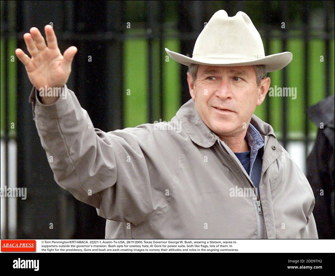 KEIN FILM, KEIN VIDEO, KEIN TV, KEIN DOKUMENTARFILM - © TOM PENNINGTON/KRT/ABACA. 22221-1. Austin-Tx-USA, 28/11/2000. Der texanische Gouverneur George W. Bush, der einen Stetson trägt, winkt zu Unterstützern außerhalb des Herrenhauses des Gouverneurs. Bush entscheidet sich für Cowboyhüte; Al Gore für Power-Anzüge. Beide wie Flaggen, viele davon. Im Stockfoto
