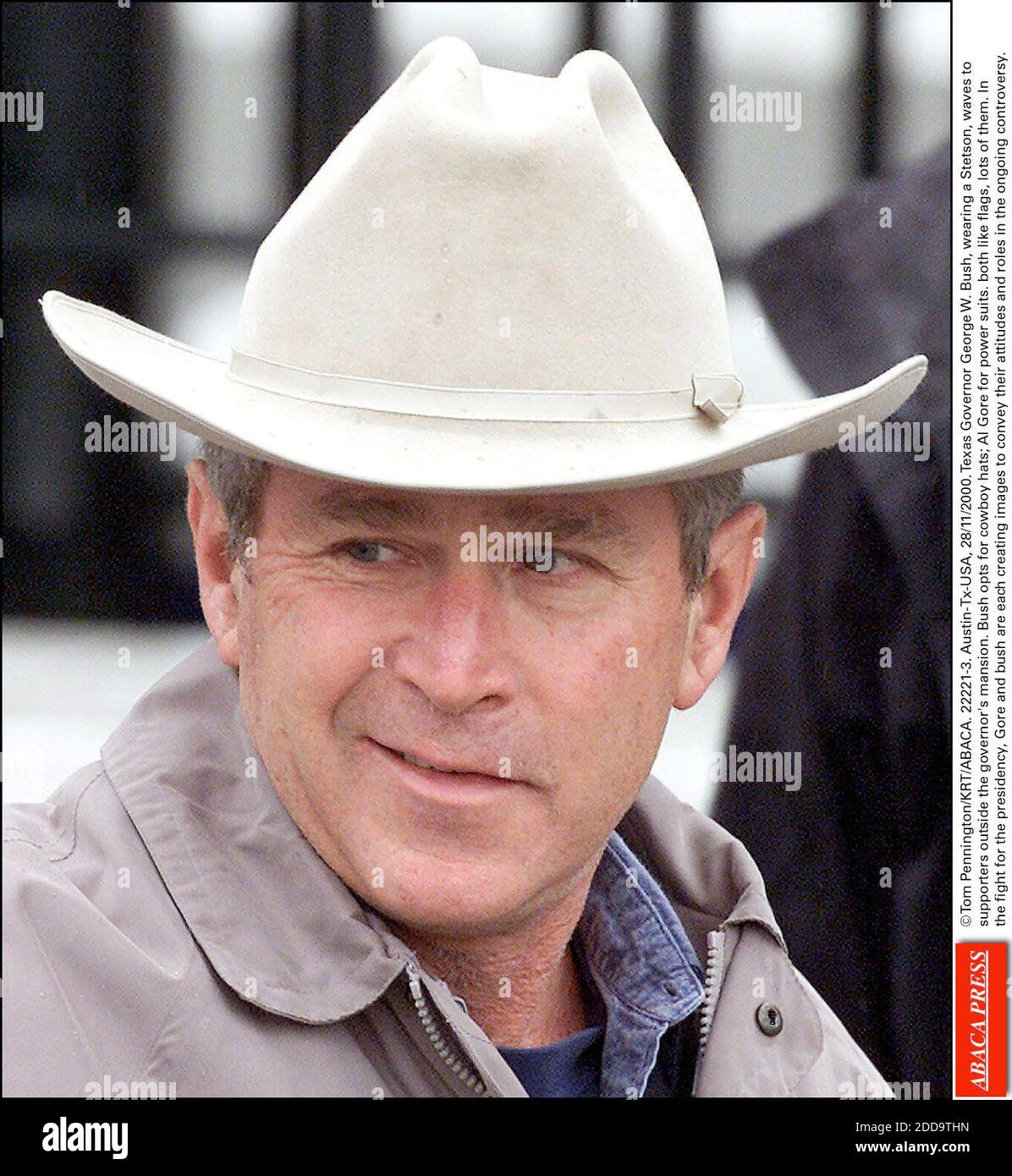 KEIN FILM, KEIN VIDEO, KEIN TV, KEIN DOKUMENTARFILM - © TOM PENNINGTON/KRT/ABACA. 22221-3. Austin-Tx-USA, 28/11/2000. Der texanische Gouverneur George W. Bush, der einen Stetson trägt, winkt zu Unterstützern außerhalb des Herrenhauses des Gouverneurs. Bush entscheidet sich für Cowboyhüte; Al Gore für Power-Anzüge. Beide wie Flaggen, viele davon. Im Stockfoto