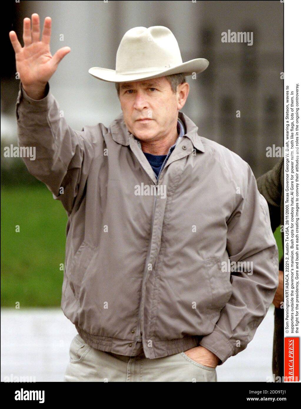 KEIN FILM, KEIN VIDEO, KEIN TV, KEIN DOKUMENTARFILM - © TOM PENNINGTON/KRT/ABACA. 22221-2. Austin-Tx-USA, 28/11/2000. Der texanische Gouverneur George W. Bush, der einen Stetson trägt, winkt zu Unterstützern außerhalb des Herrenhauses des Gouverneurs. Bush entscheidet sich für Cowboyhüte; Al Gore für Power-Anzüge. Beide wie Flaggen, viele davon. Im Stockfoto