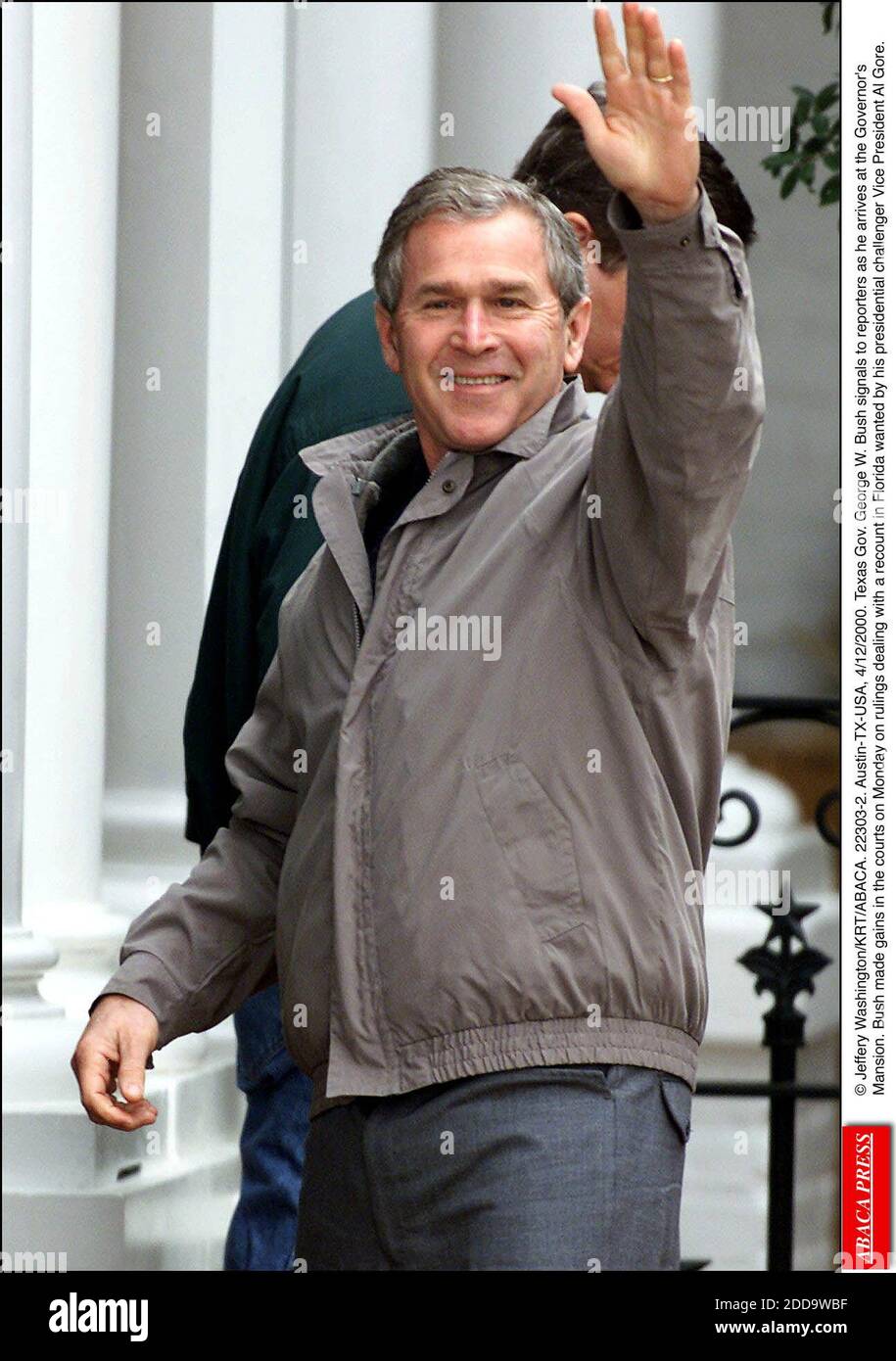 KEIN FILM, KEIN VIDEO, KEIN FERNSEHEN, KEIN DOKUMENTARFILM - © JEFFERY WASHINGTON/KRT/ABACA. 22303-2. Austin-TX-USA, 12. April 2000. Texas Gov. George W. Bush signalisiert Reportern, als er im Landgut des Gouverneurs ankommt. Bush machte Gewinne in den Gerichten am Montag auf Entscheidungen, die sich mit einer Neuauszählung in Florida wollte durch seine p Stockfoto
