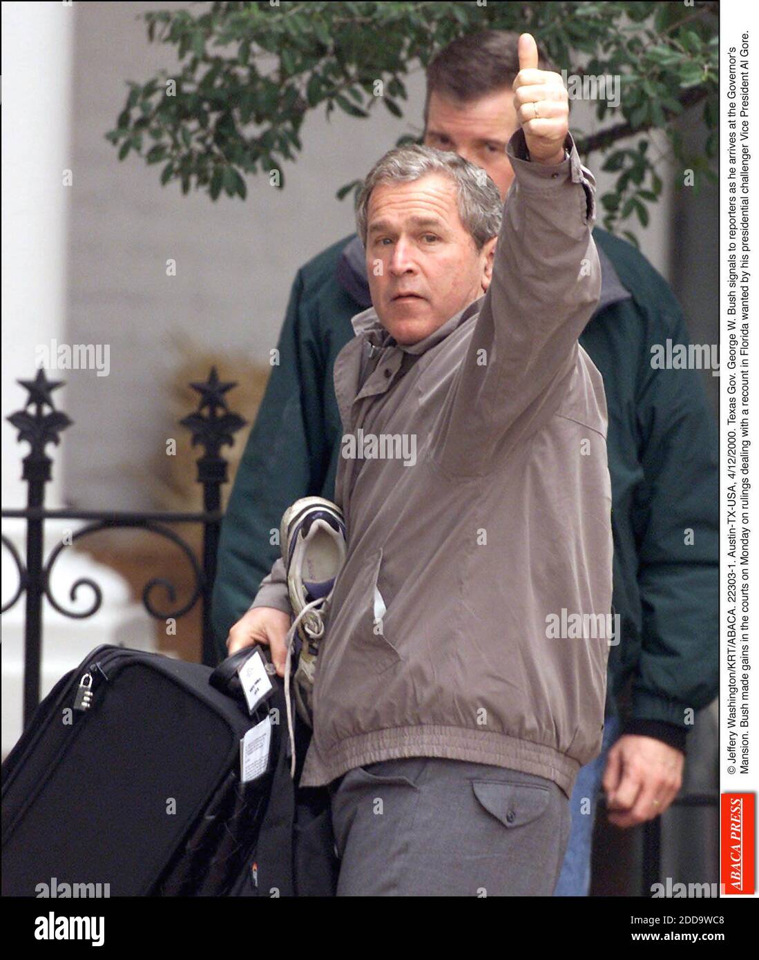 KEIN FILM, KEIN VIDEO, KEIN FERNSEHEN, KEIN DOKUMENTARFILM - © JEFFERY WASHINGTON/KRT/ABACA. 22303-1. Austin-TX-USA, 12. April 2000. Texas Gov. George W. Bush signalisiert Reportern, als er im Landgut des Gouverneurs ankommt. Bush machte Gewinne in den Gerichten am Montag auf Entscheidungen, die sich mit einer Neuauszählung in Florida wollte durch seine p Stockfoto