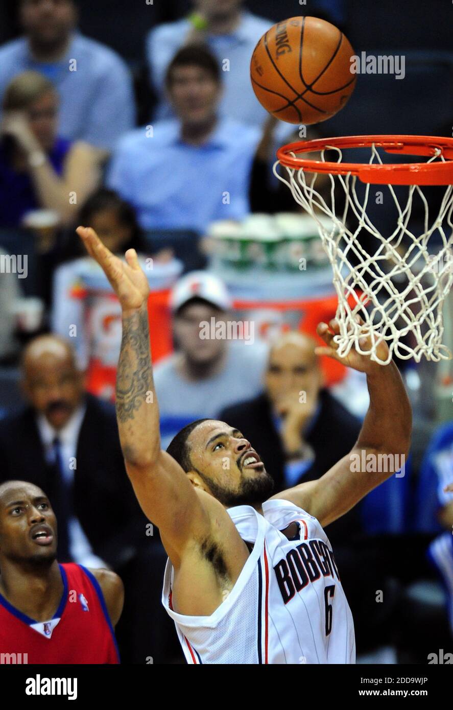 KEIN FILM, KEIN VIDEO, KEIN TV, KEIN DOKUMENTARFILM - Tyson Chandler von Charlotte Bobcats sieht, wie seine Aufnahme den Rand freigibt, während Travis Outlaw von Los Angeles Clippers, links, während der Spielaktion in der Time Warner Cable Arena in Charlotte, North Carolina, Freitag, 12. März 2010, schaut. Die Bobcats besiegten die Clippers 106-98. Foto von Jeff Siner/Charlotte Observer/MCT/Cameleon/ABACAPRESS.COM Stockfoto