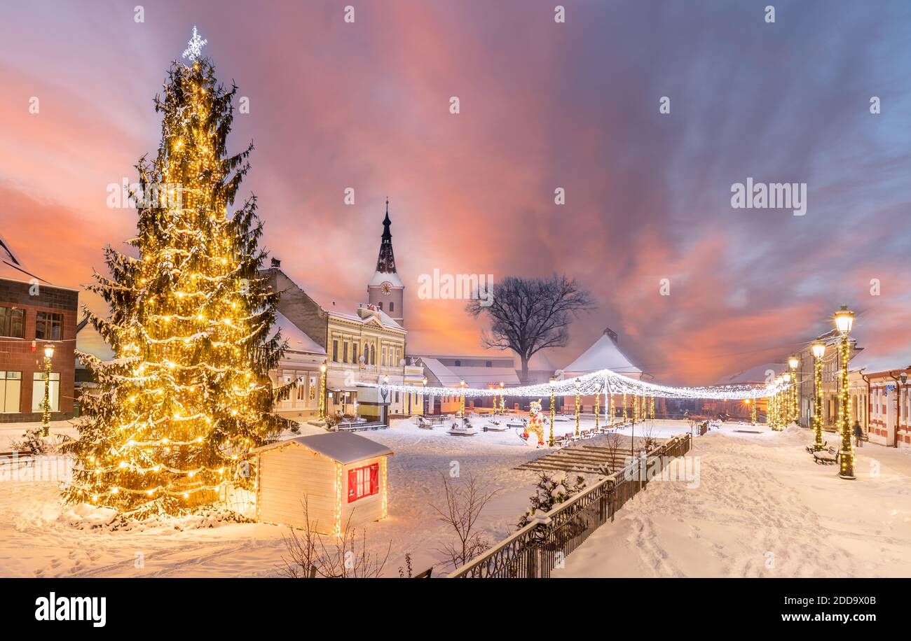 Landschaft mit Weihnachtsmarkt und Dekorationen Baum in der kleinen Stadt Rasnov, Brasov Wahrzeichen, Siebenbürgen, Rumänien Stockfoto