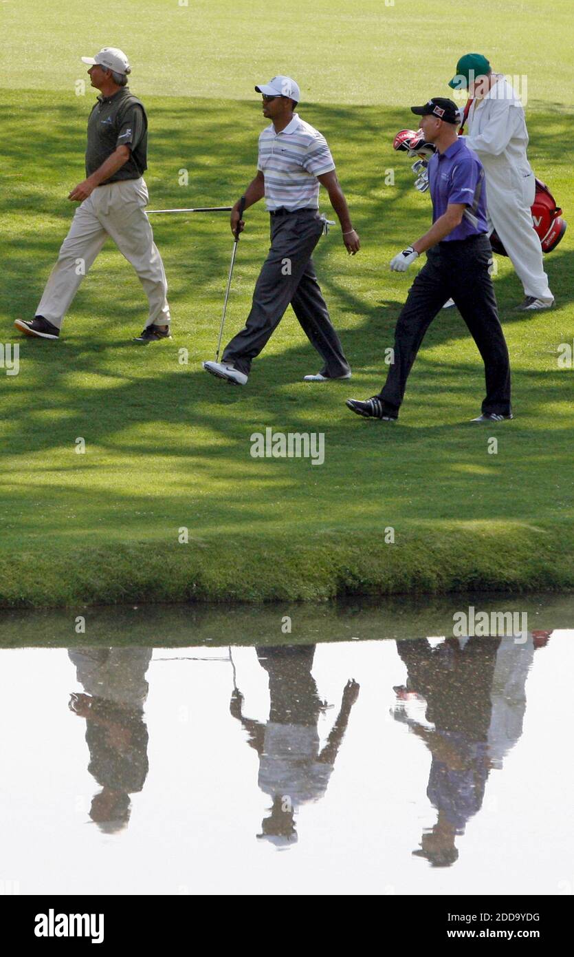 KEIN FILM, KEIN VIDEO, KEIN TV, KEIN DOKUMENTARFILM - Fred Couples, Tiger  Woods und Jim Furyk gehen am 5. April 2010 während einer Übungsrunde für  die Masters im Augusta National Golf Club