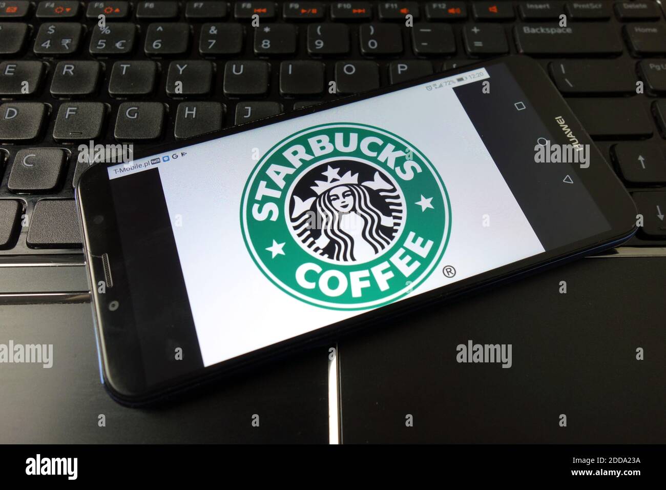 KONSKIE, POLEN - 21. Dezember 2019: Starbucks Coffee Logo auf dem Handy angezeigt Stockfoto