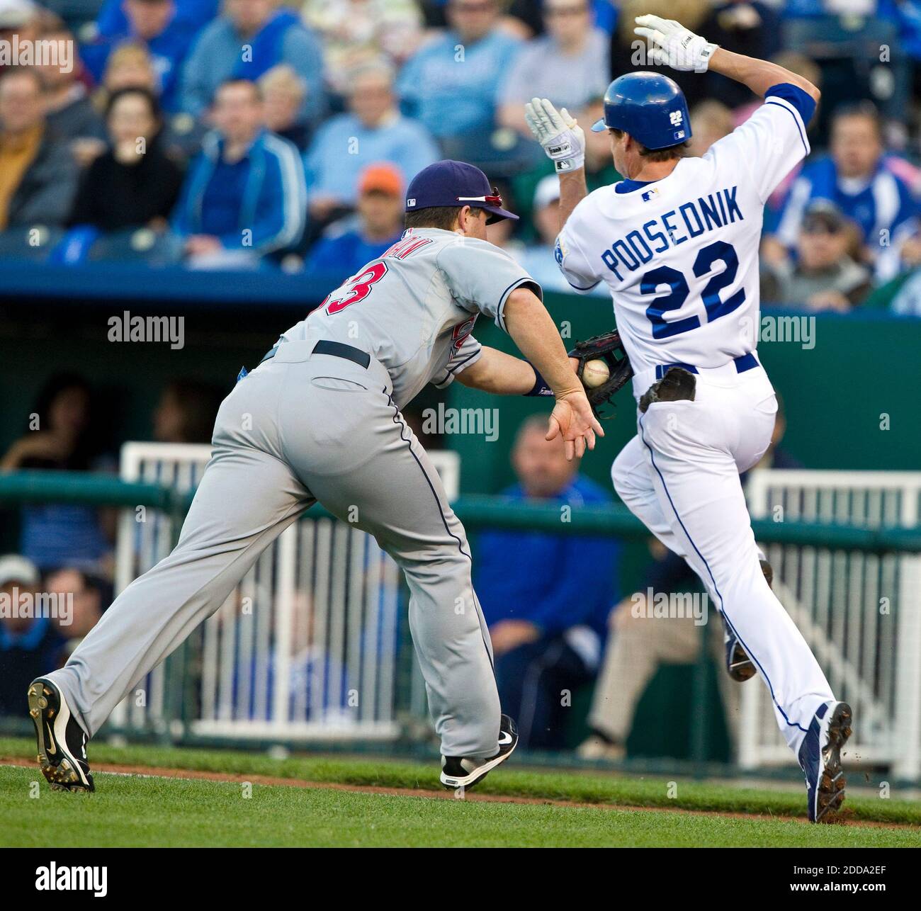 KEIN FILM, KEIN VIDEO, KEIN Fernsehen, KEIN DOKUMENTARFILM - Cleveland Indians erster Baseman Russell Branyan rennt Scott Posednik (22) von Kansas City Royals nach Posedniks Sakrafice-Bunt im ersten Inning gegen die Kansas City Royals im Kauffman Stadium in Kansas City, MO, USA am 11. Mai 2010. Foto von John Sleezer/Kansas City Star/MCT/Cameleon/ABACAPRESS.COM Stockfoto