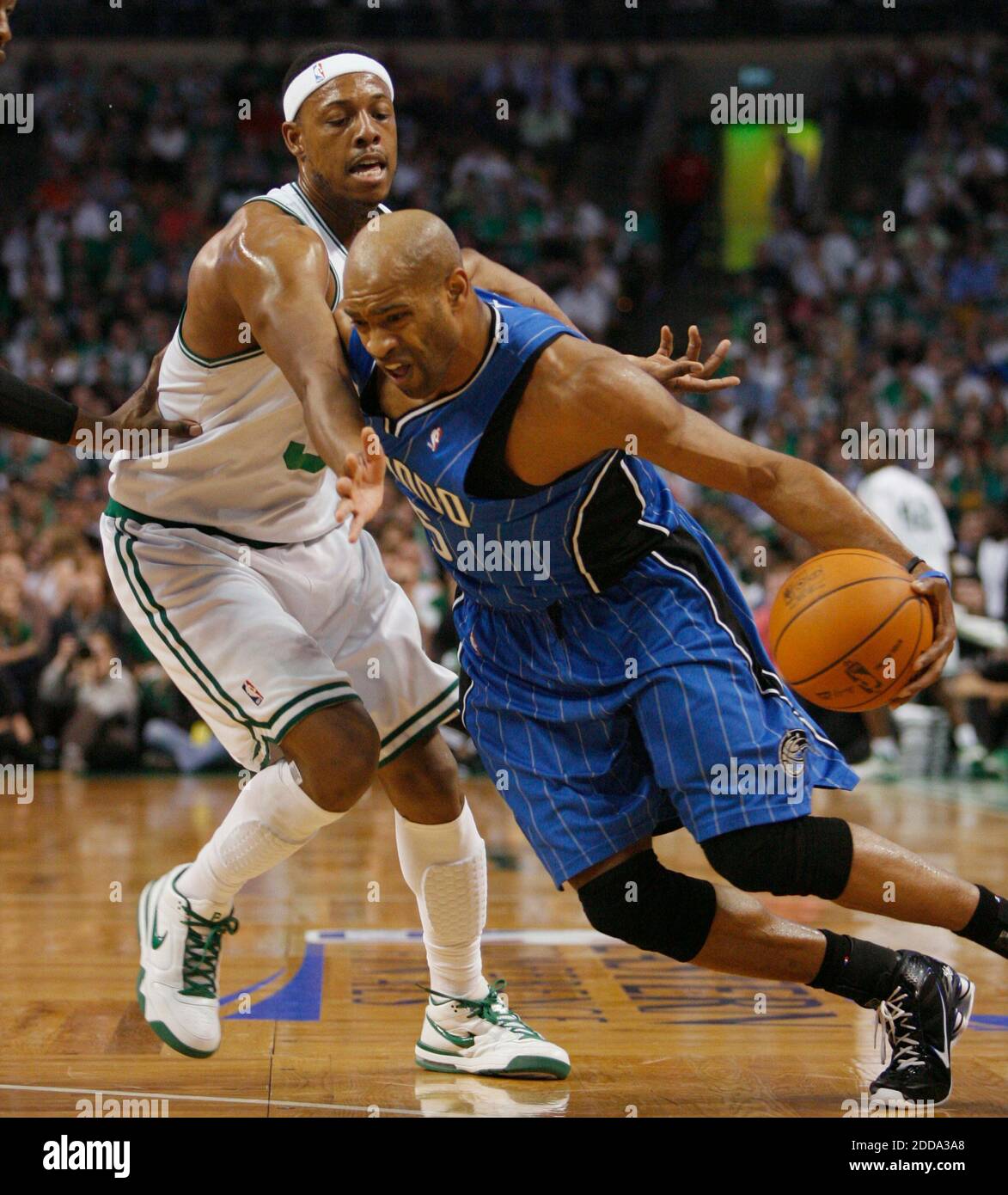 KEIN FILM, KEIN VIDEO, KEIN Fernsehen, KEINE DOKUMENTATION - Vince Carter von Orlando Magic, rechts, fährt gegen Paul Pierce von Boston Celtics im ersten Quartal von Spiel 3 der NBA-Eastern Conference Finals im TD Banknorth Garden in Boston, MA, USA am 22. Mai 2010. Foto von Gary W. Green/Orlando Sentinel/MCT/Cameleon/ABACAPRESS.COM Stockfoto