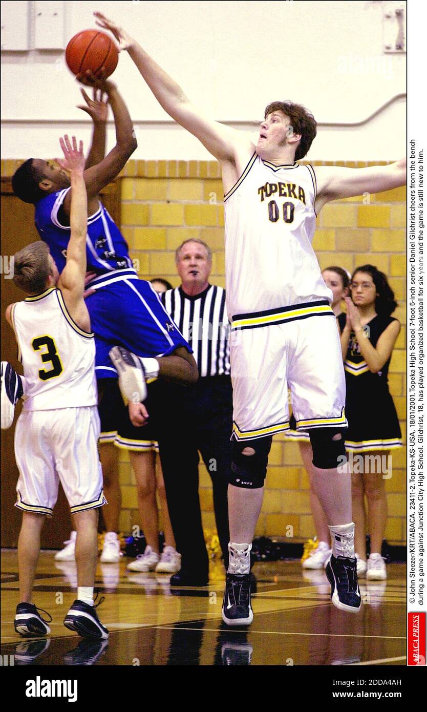 KEIN FILM, KEIN VIDEO, KEIN FERNSEHEN, KEIN DOKUMENTARFILM - © JOHN SLEEZER/KRT/ABACA. 23411-2. Topeka-KS-USA, 18/01/2001. Topeka High School 7-Fuß 5-Zoll-Senior Daniel Gilchrist Cheers von der Bank während eines Spiels gegen Junction City High School. Gilchrist, 18, hat seit sechs Jahren organisierten Basketball gespielt und das Spiel ist noch neu für ihn. Stockfoto