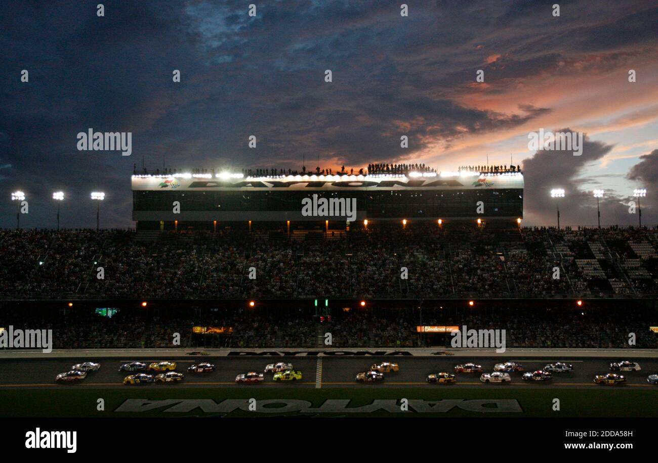 KEIN FILM, KEIN VIDEO, KEIN TV, KEIN DOKUMENTARFILM - Brad Keselowski und Kevin Harwick führen das Spiel nach einer Warnung auf Runde 12 während der Subway Jalapeno 250 auf Daytona International Speedway in Daytona Beach, FL, USA am 2. Juli 2010. Foto von Gary W. Green/Orlando Sentinel/MCT/Cameleon/ABACAPRESS.COM Stockfoto