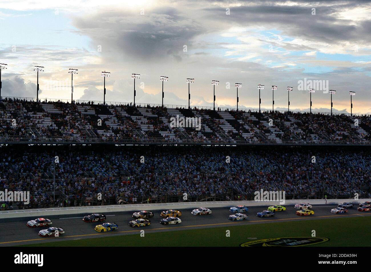 KEIN FILM, KEIN VIDEO, KEIN TV, KEIN DOKUMENTARFILM - Brad Keselowski und Parker Kligerman führen das Paket für den Start der Subway Jalapeno 250 auf dem Daytona International Speedway in Daytona Beach, FL, USA am 2. Juli 2010 an. Foto von Gary W. Green/Orlando Sentinel/MCT/Cameleon/ABACAPRESS.COM Stockfoto