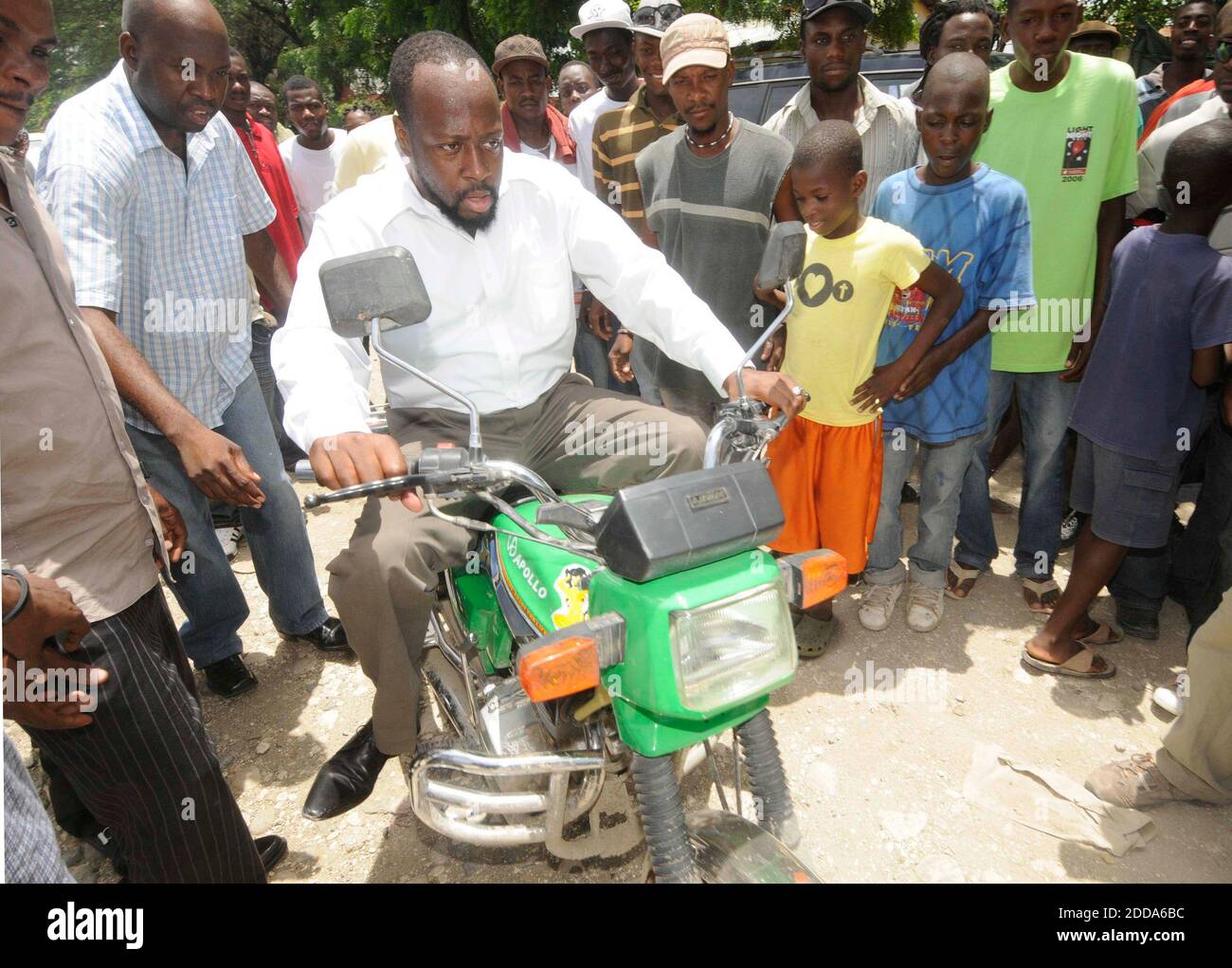 KEIN FILM, KEIN VIDEO, KEIN Fernsehen, KEIN DOKUMENTARFILM - haitianischer Musiker, Plattenproduzent und Politiker, Wyclef Jean fährt ein Motorrad auf seinem Weg zu Haitis Präsident Rene Preval in Port-au-Prince, Haiti am Donnerstag, 19. August 2010. Wyclef Jean wartet darauf, herauszufinden, ob er sein Recht hat, für die haitianische Präsidentschaft zu kandidieren. Foto von Peter Andrew Bosch/Miami Herald/MCT/ABACAPRESS.COM Stockfoto