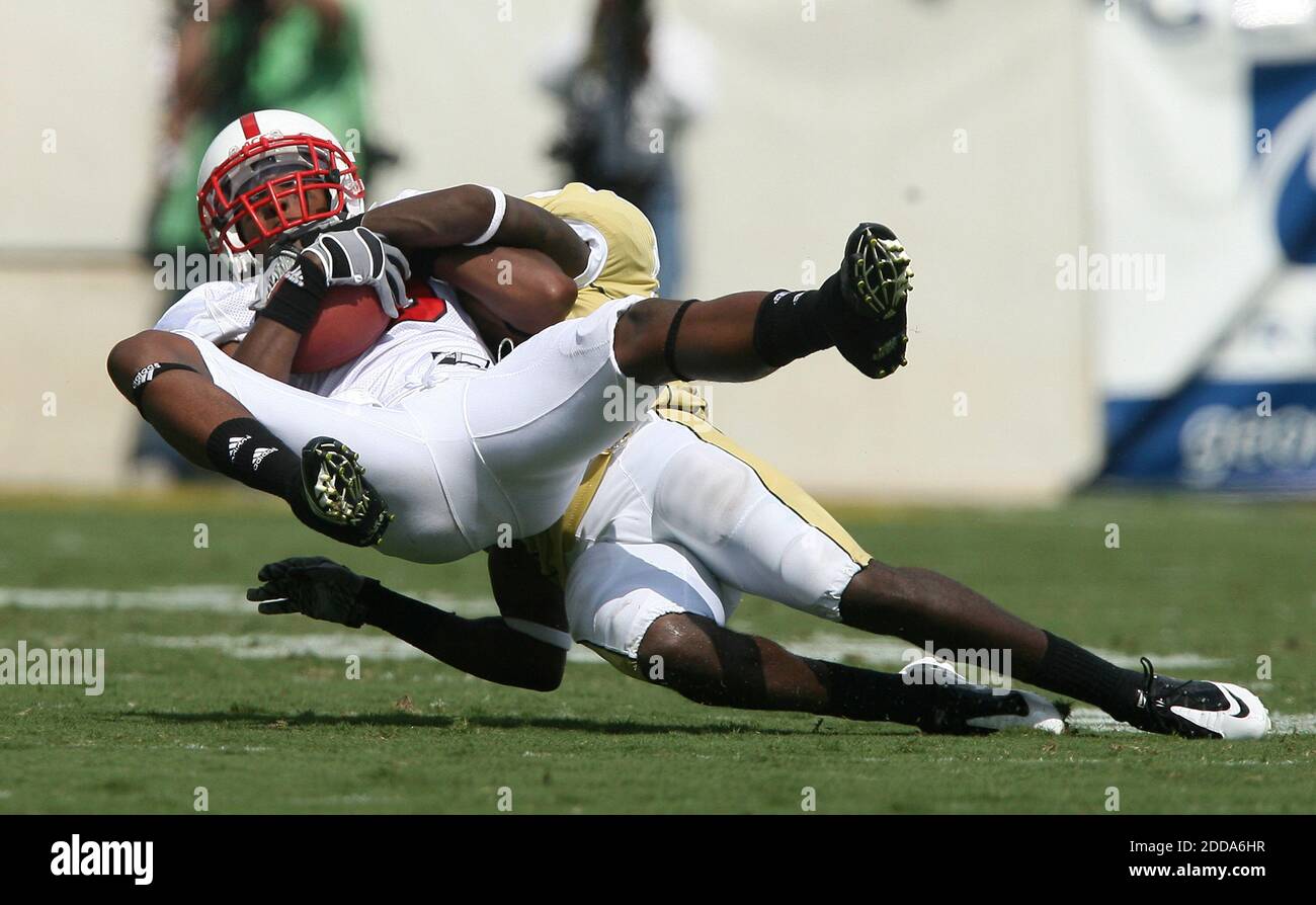KEIN FILM, KEIN VIDEO, KEIN FERNSEHEN, KEIN DOKUMENTARFILM - N.C. Owen Spencer (13) des Staates wird von Rod Sweeting (6) des Georgia Tech in der ersten Hälfte am Samstag, 25. September 2010, im Bobby Dodd Stadium in Atlanta, Georgia, abgesetzt. Foto von Ethan Hyman/Raleigh News & Observer/MCT/Cameleon/ABACAPRESS.COM Stockfoto